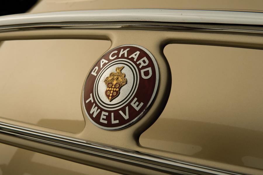 Логотип Packard Twelve Coupe Roadster 1938 года  (фото 8 из 12)